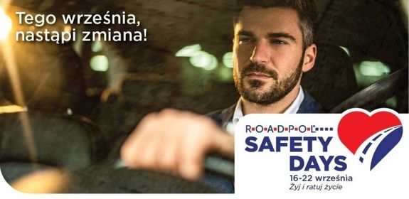 Mężczyzna za kierownicą pojazdu. W lewym górnym rogu znajduje się napis o treści &quot;Tego września nastąpi zmiana!&quot;. W prawym dolnym rogu napis ROADPOL Safety Days 16-22 września. Żyj i ratuj życie