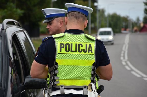 Policjanci drogówki podczas kontroli kierującego pojazdem