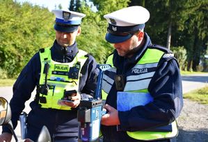 Policjanci w trakcie kontroli kierującego pojazdem