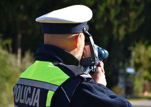 Policjant w trakcie pomiaru prędkości kierującym