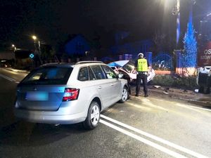 Zderzenie dwóch pojazdów. Zdjęcie wykonane w porze nocnej