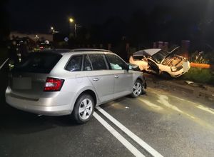 Zderzenie dwóch pojazdów na drodze w porze nocnej