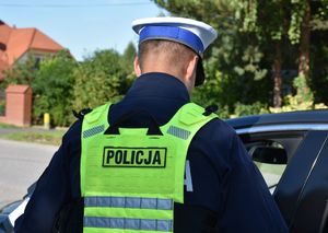 Policjant w trakcie kontroli kierującego pojazdem