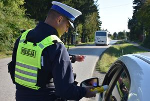 Policjant prowadzi badanie na stan trzeźwości kierującego samochodem