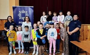Zdjęcie grupowe dzieci z policjantkami