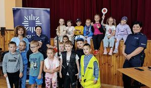 Zdjęcie grupowe dzieci z policjantką