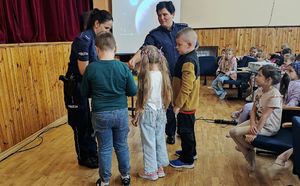 Policjantka rozmawia z dziećmi