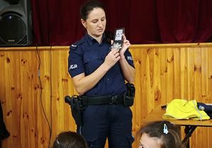 Policjantka w trakcie prelekcji