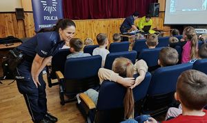 Dzieci w trakcie spotkania z policjantkami