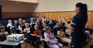 Policjantka w trakcie prelekcji z dziećmi