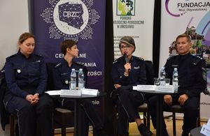 Policjanci w trakcie przemówienia na debacie