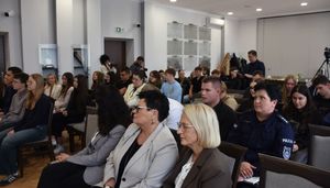 Uczestnicy debaty zgromadzeni na sali