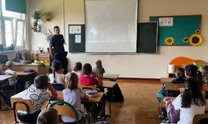 Policjant na prelekcji z dziećmi.