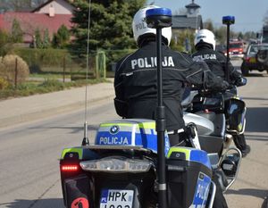 Policjanci na motocyklach podczas służby