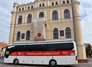 Krwiobus przed ratuszem
