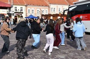 Młodzież tańczy belgijkę na jarosławskim rynku