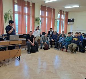 Policjantka podczas spotkania z dziećmi w sali lekcyjnej