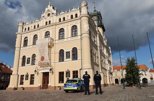 Patrol - policjant i strażnik miejski na jarosławskim rynku