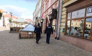Patrol - policjant i strażnik miejski na jarosławskim rynku