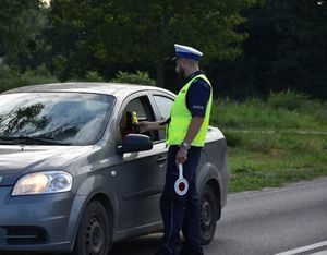 Policjant kontroluje stan trzeźwości kierującego pojazdem