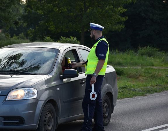 Policjant kontroluje stan trzeźwości kierującego pojazdem