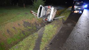 Pora nocna. Samochód w rowie