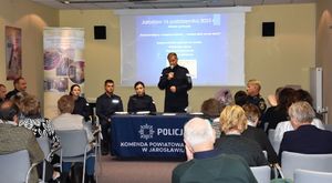 Uczestnicy debaty na sali. w tle wyświetlona jest prezentacja