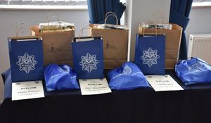 Nagrody i dyplomy ułożone na stoliku