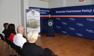 Policjantka przy mównicy