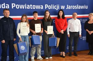 Zdjęcie grupowe dzieci i dorosłych