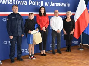 Zdjęcie grupowe dzieci i dorosłych