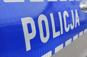 Napis Policja na drzwiach radiowozu