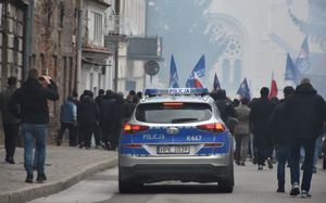 Radiowóz przed którym znajdują się uczestnicy przemarszu