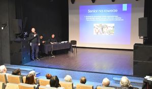 Sala kinowa na której zgromadzone są osoby