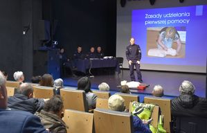 Osoby zgromadzone na sali kinowej w trakcie debaty.
