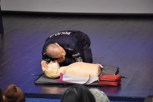 Policyjny ratownik medyczny w trakcie prezentacji udzielania pierwszej pomocy