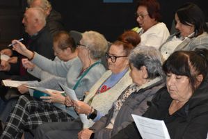 Seniorzy wypełniają ankietę