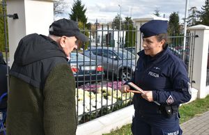 Policjantka daje odblask mężczyźnie