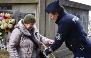 Policjantka daje odblask kobiecie