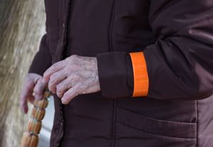 Odblask na ręce starszej kobiety