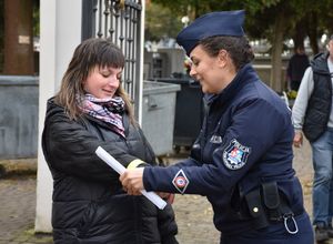 Policjantka daje odblask kobiecie