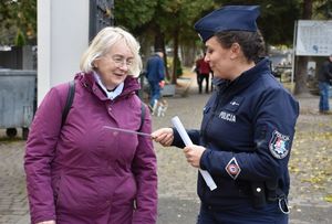 Policjantka daje odblask kobiecie