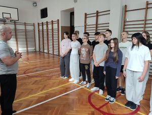 Młodzież na hali sportowej