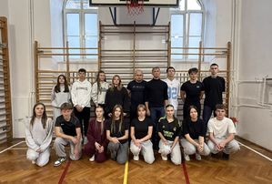 Zdjęcie grupowe uczniów  i nauczycieli na hali sportowej