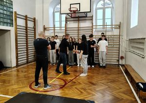 Młodzież na hali sportowej