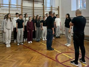 Młodzież na hali sportowej