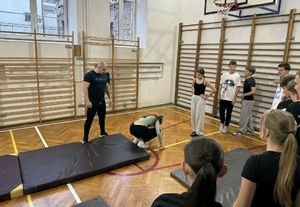 Młodzież na hali sportowej