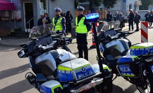 Motocykle policyjne. W tle funkcjonariusze wydziału drogowego w okolicy cmentarza