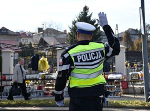 Policjant kieruje ruchem na drodze