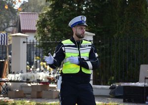 Policjant kieruje ruchem na drodze